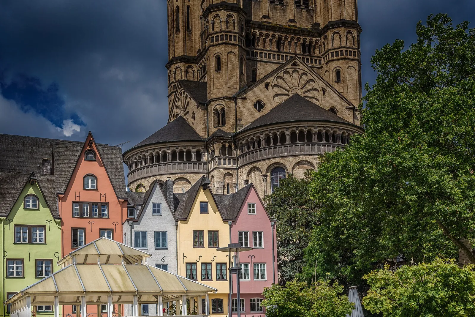 Bunte historische Häuser am Fischmarkt in der Kölner Altstadt