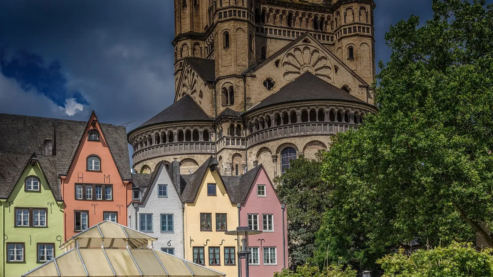 Bunte historische Häuser am Fischmarkt vor Groß Sankt Martin in der Kölner Altstadt