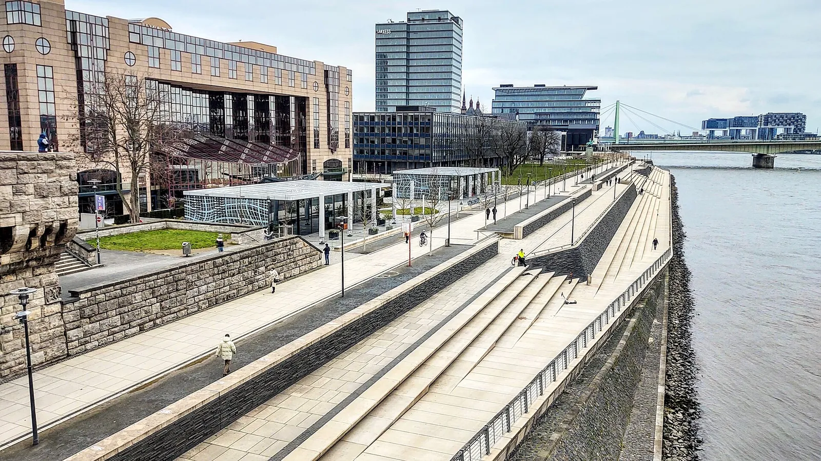Rheinboulevard mit Freitreppe, KölnTriangle und Deutzer Rheinufer