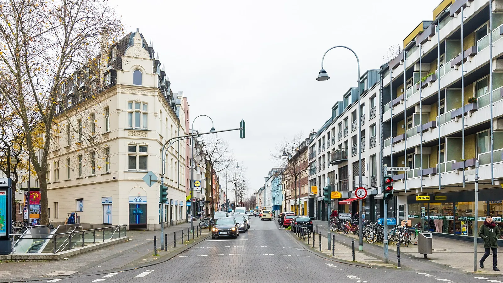 Venloer Straße mit Gründerzeithaus und Stadtbahnzugang in Köln-Ehrenfeld