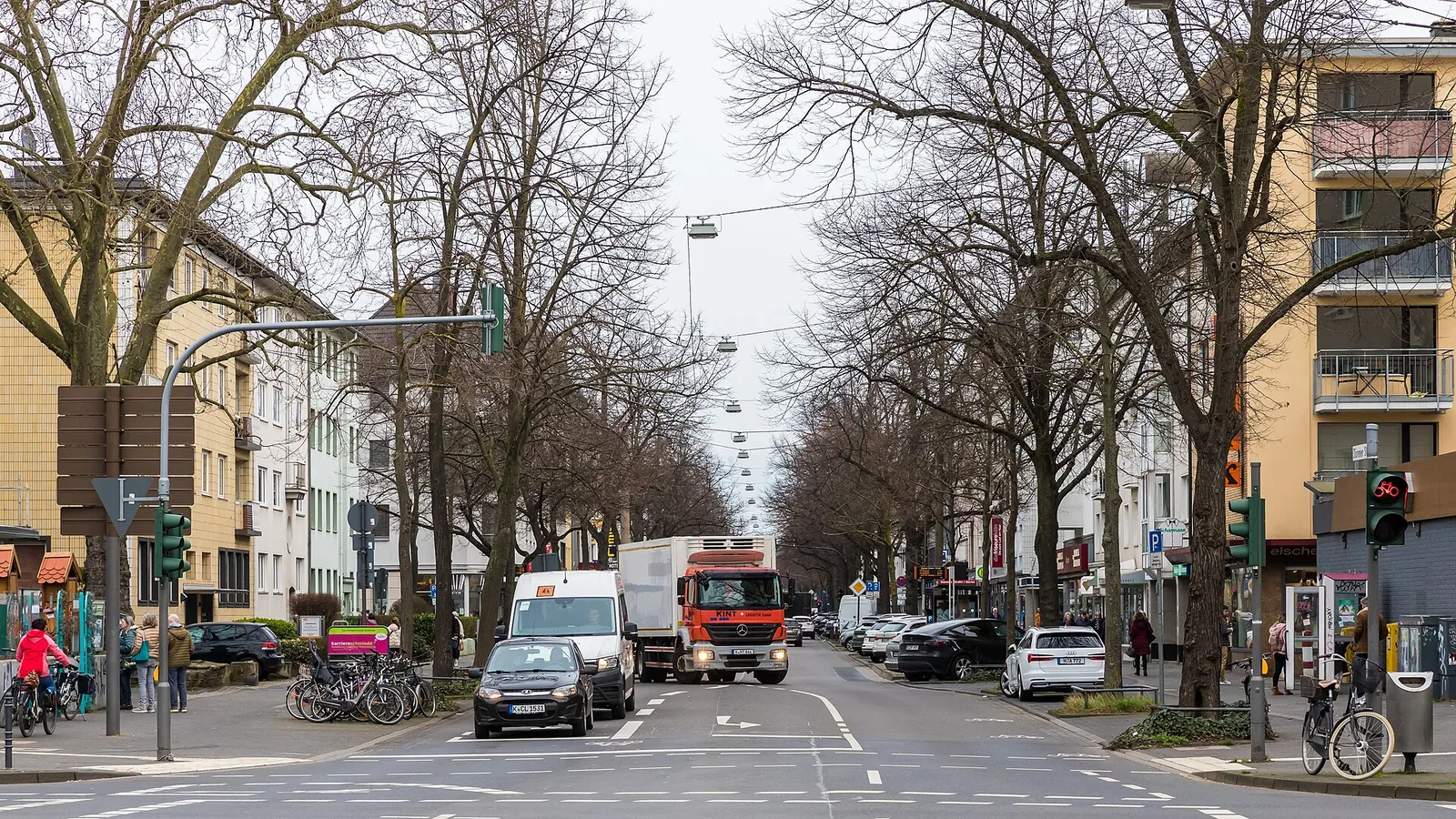 Baumbestandene Dürener Straße mit Wohnhäusern und Geschäften in Köln-Lindenthal