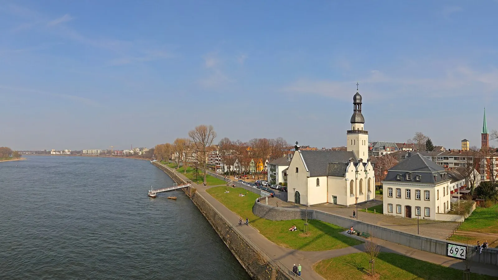 Rheinpromenade und Clemenskirche an der Mülheimer Freiheit in Köln-Mülheim