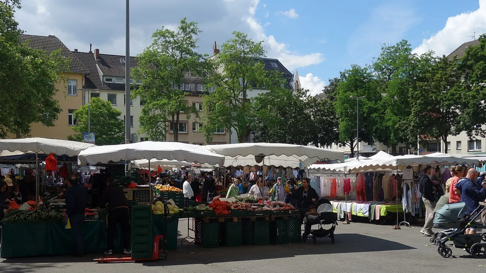 Wochenmarkt mit Obst-, Gemüse- und Textilständen auf dem Wilhelmplatz in Köln-Nippes
