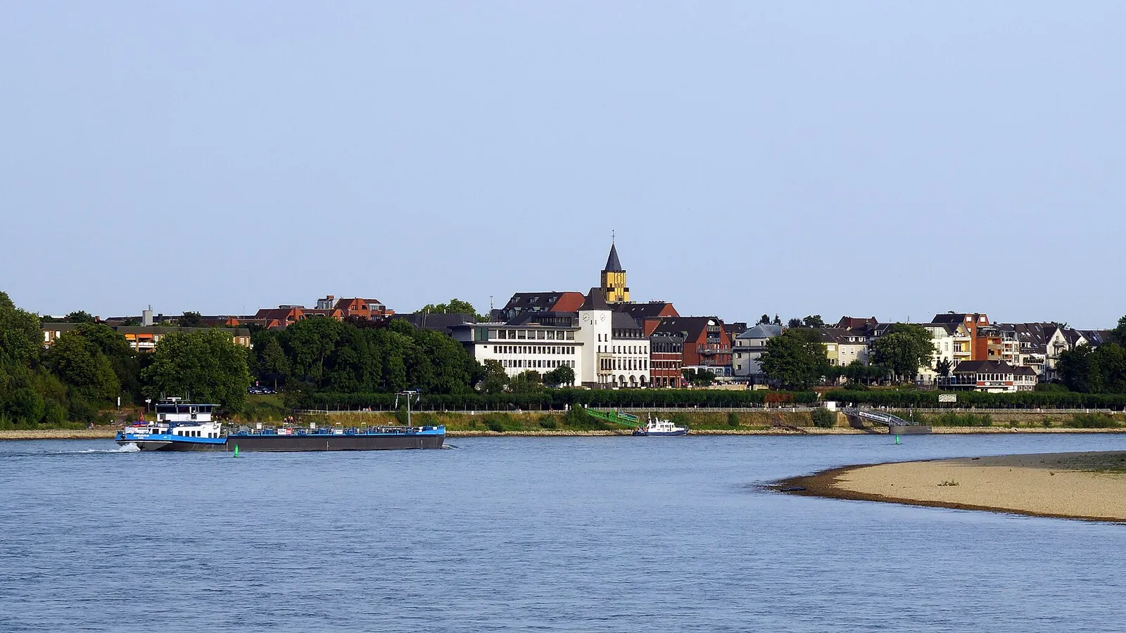 Blick über den Rhein auf das Porzer Zentrum mit Rathaus und Kirche