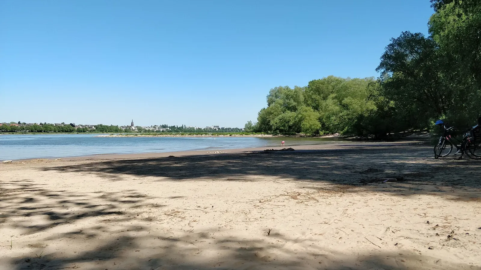 Sandstrand und Rheinufer an der Rodenkirchener Riviera in Köln