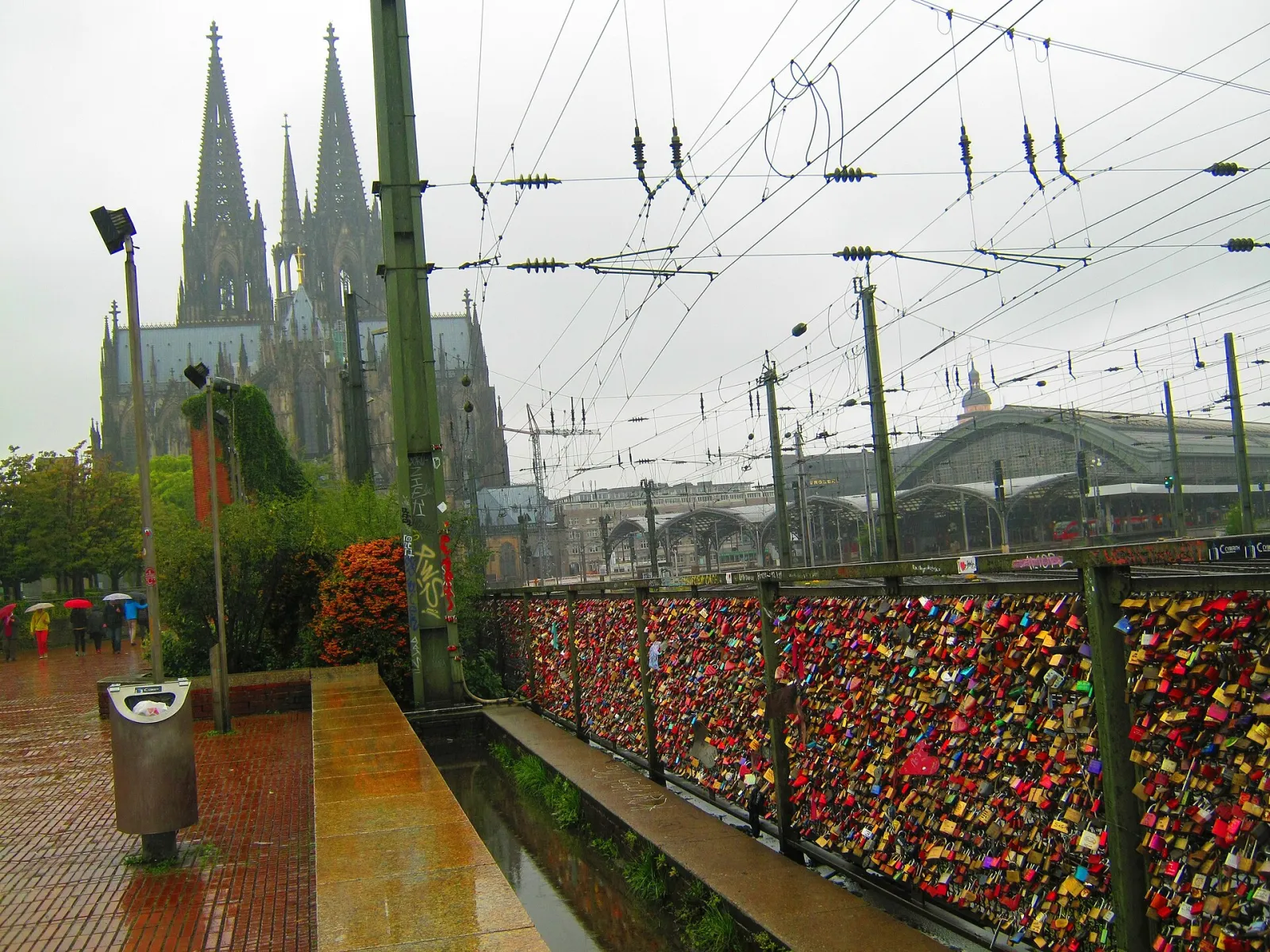 Bunte Liebesschlösser an der Hohenzollernbrücke mit dem Kölner Dom im Hintergrund