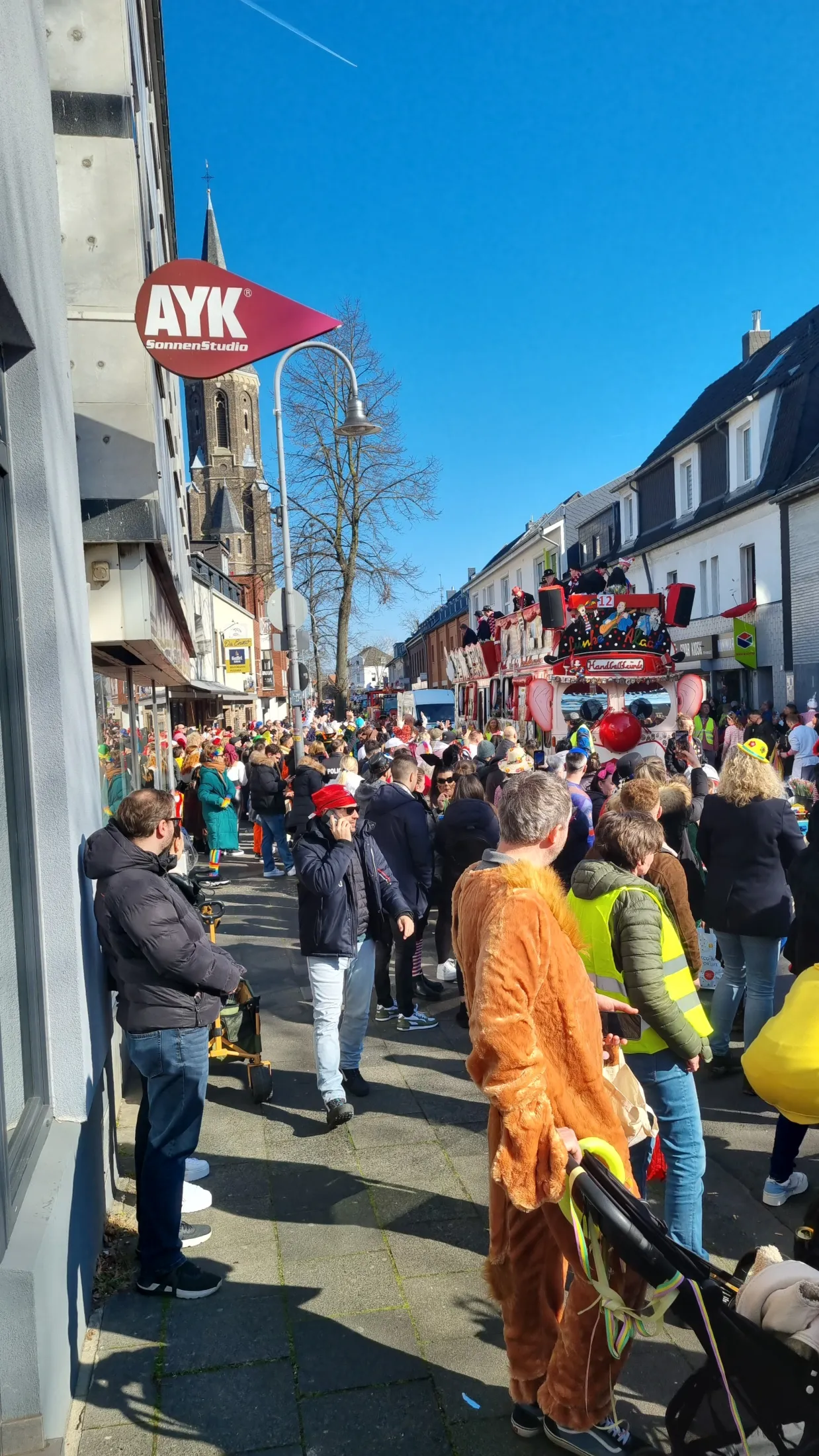 Bunt kostümierte Gruppe beim Kölner Karneval