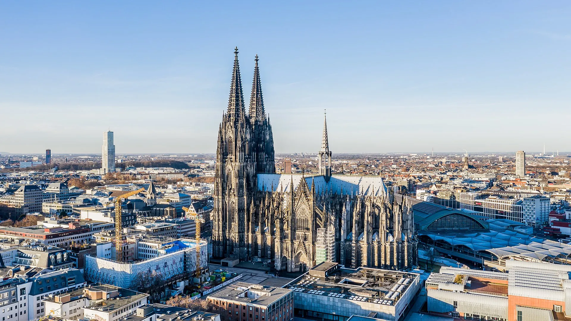 Luftaufnahme von Köln mit Kölner Dom, Altstadt und Rhein