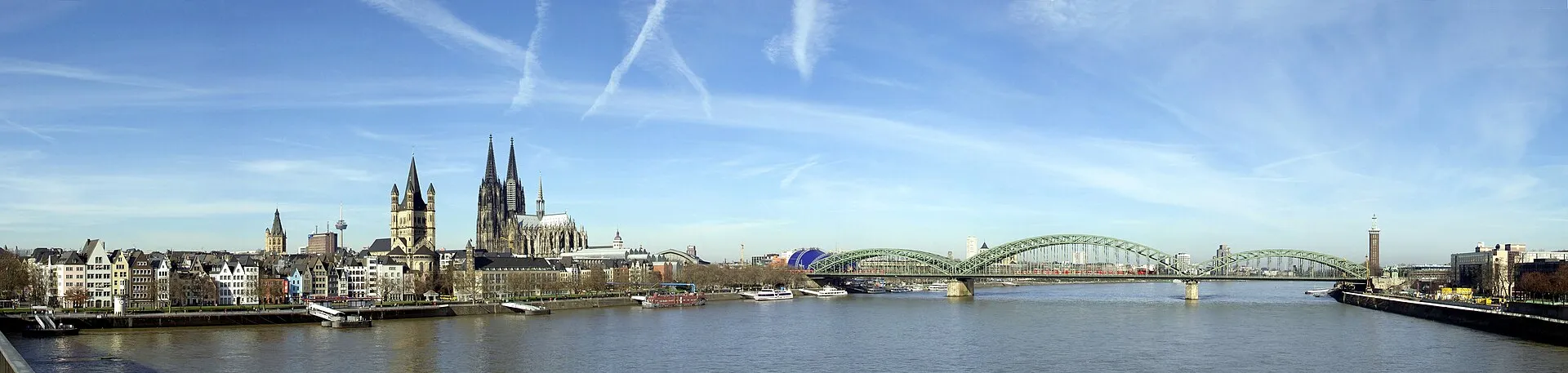 Breites Rheinpanorama von Köln mit Altstadt, Dom und Hohenzollernbrücke