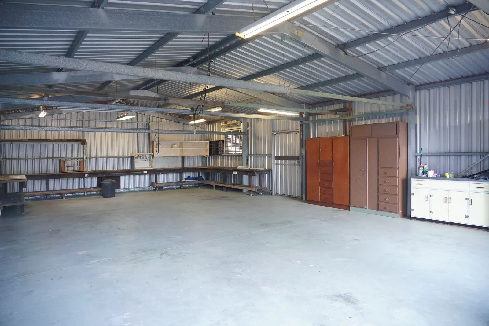 Leere Garage mit Regalen und breiter Stellfläche