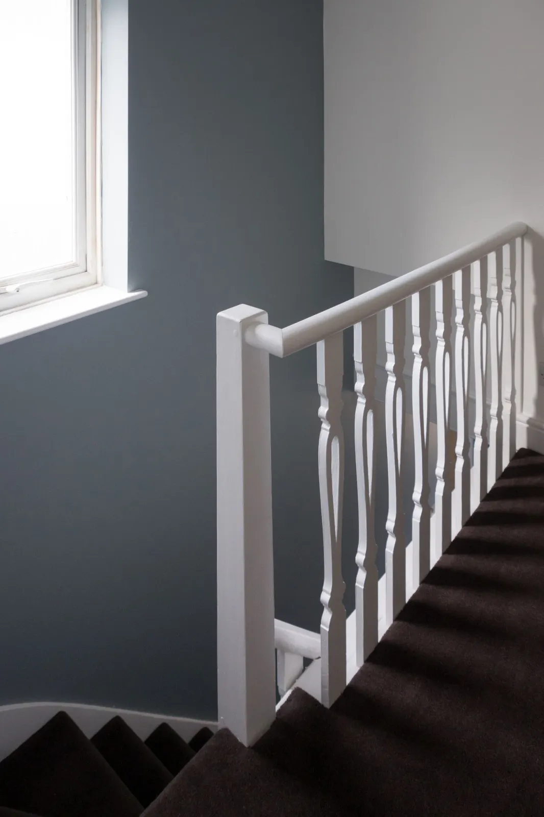Helles Treppenhaus mit schmaler Treppe