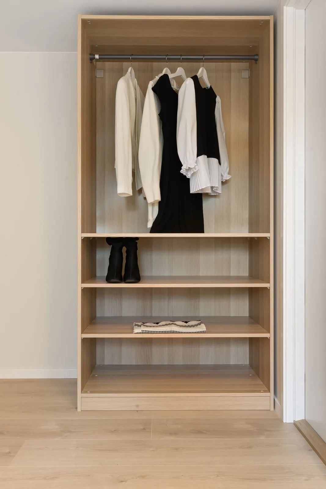 Großer Holzschrank mit offenen Fächern