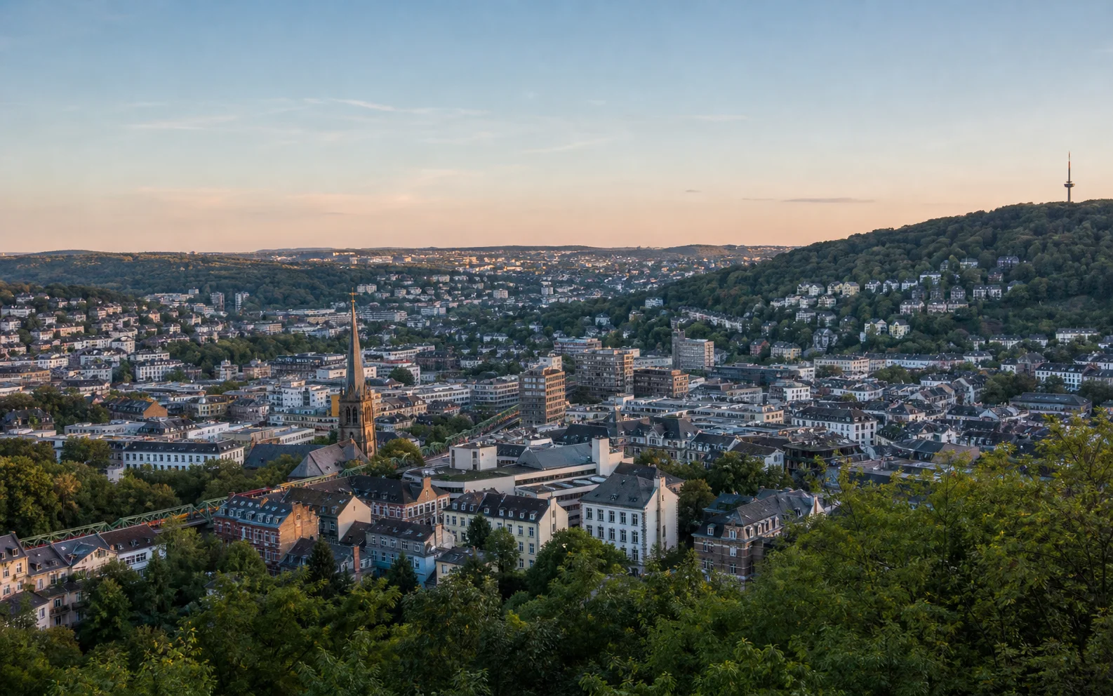 Panoramablick über Wuppertal und die bewaldeten Höhen des Bergischen Landes