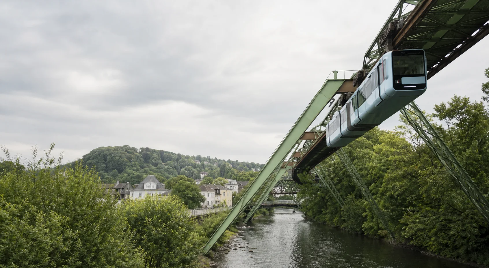Wuppertaler Schwebebahn über der Wupper im grünen Tal